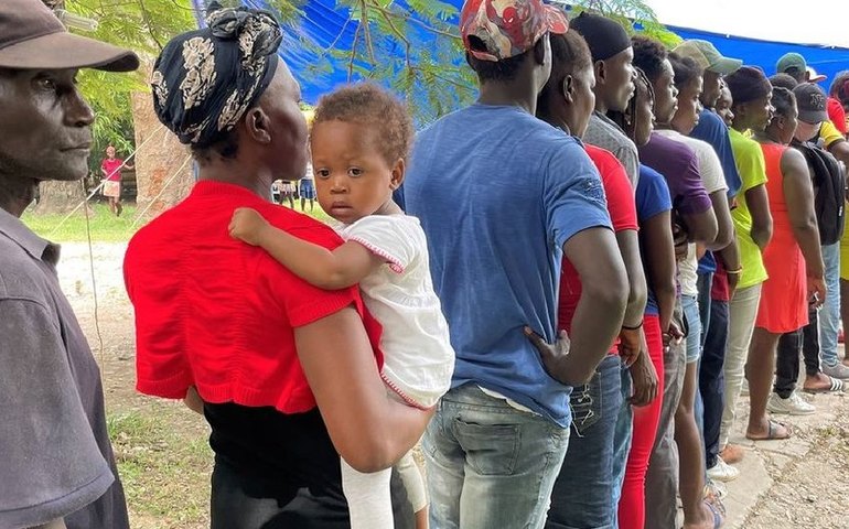 Haiti enfrenta emergência por fome e migração leva vizinho a criar muro