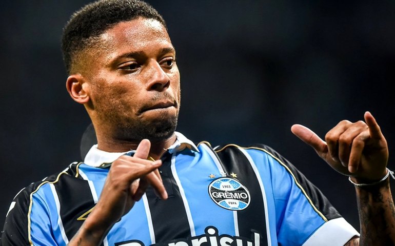 André Balada 'legaliza' música da torcida e comemora fase no America: 'Pareço o Mickey na Disney'