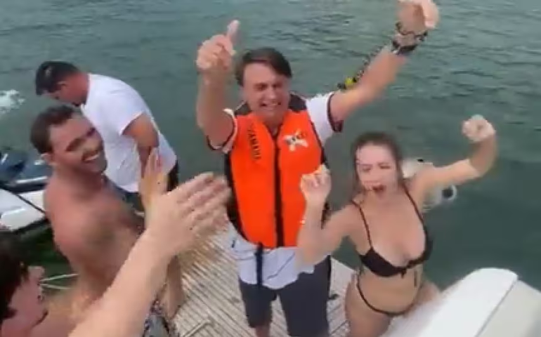 Bolsonaro vai para praia durante ato de um ano do 8/1 no Congresso