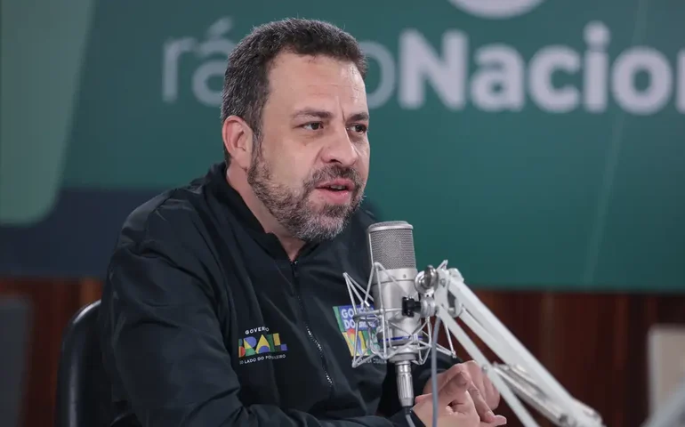 Acabar com a escala 6x1 é prioridade do governo, afirma Boulos