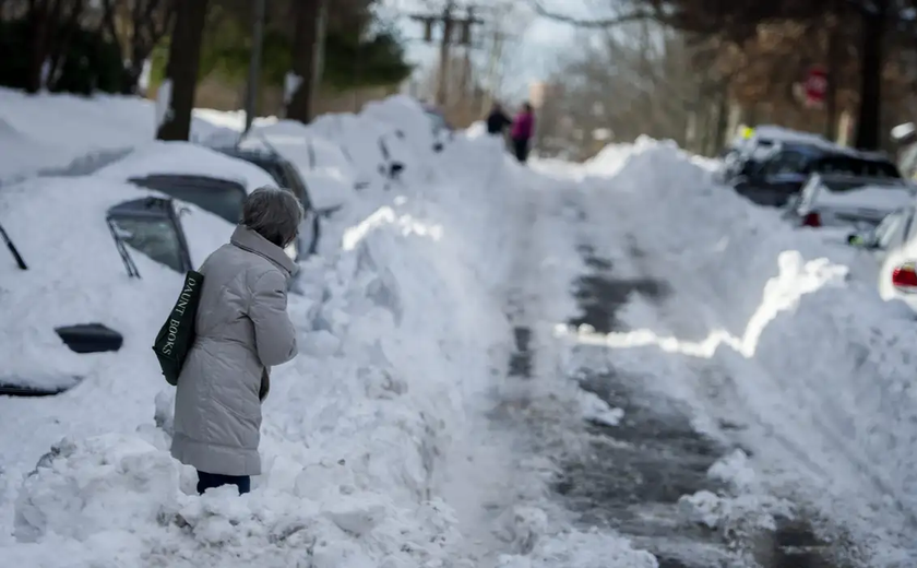 Reino Unido: inundação severa e neve fecham aeroportos e atingem casas