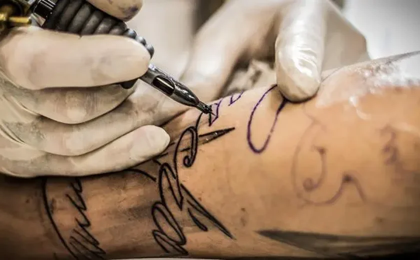 Estudos indicam potencial risco de câncer em pessoas com tatuagens; especialistas alertam para a necessidade de mais pesquisas