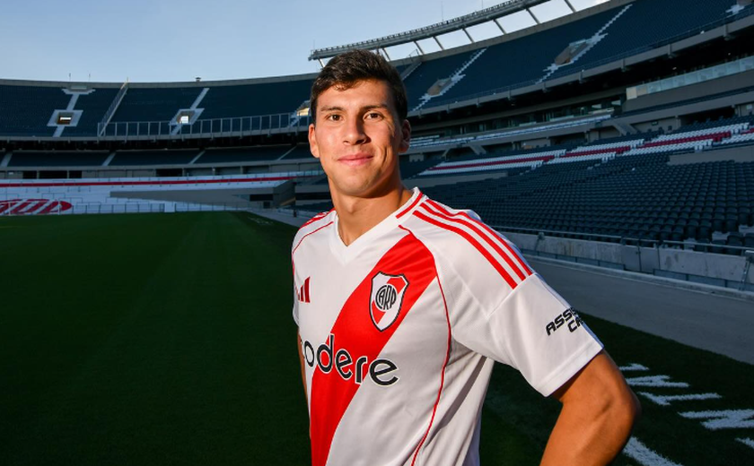Chileno Tapia chega ao São Paulo para assinar contrato: 'Muito feliz'
