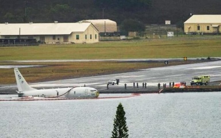 Avião dos EUA está há 10 dias em baía após ultrapassar pista e pousar na água