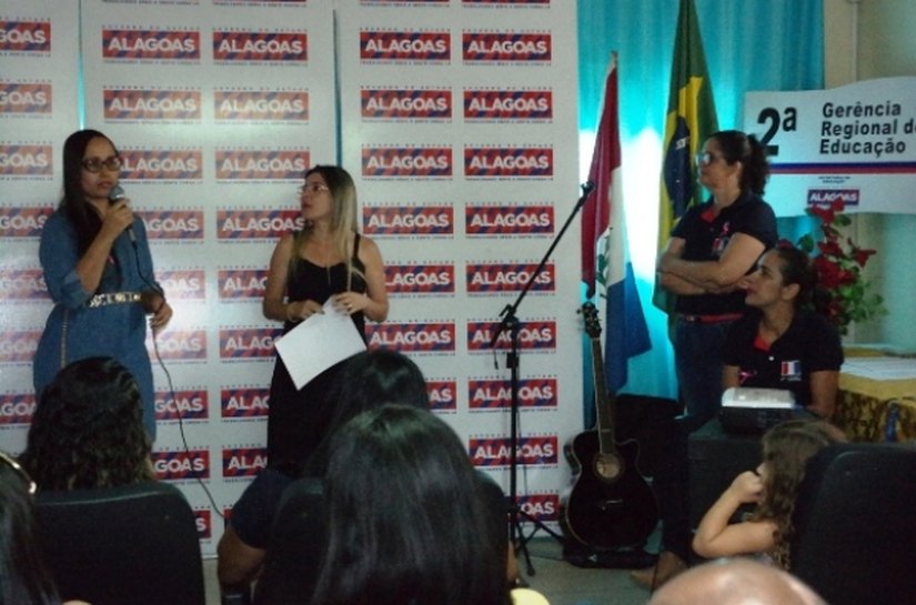 Trabalhadores da Educação usam arte para mostrar importância de ser servidor