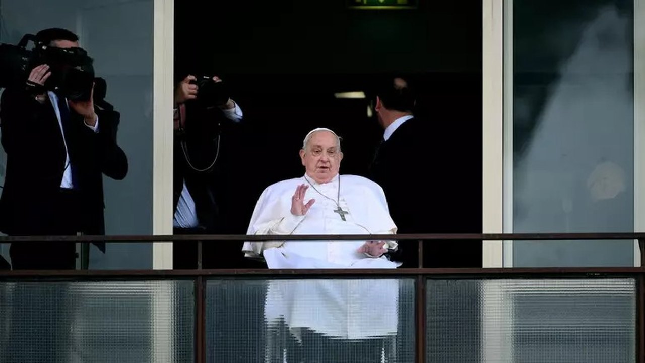 Papa faz primeira aparição após internação e agradece fiéis; Francisco saiu na sacada de hospital antes de receber alta