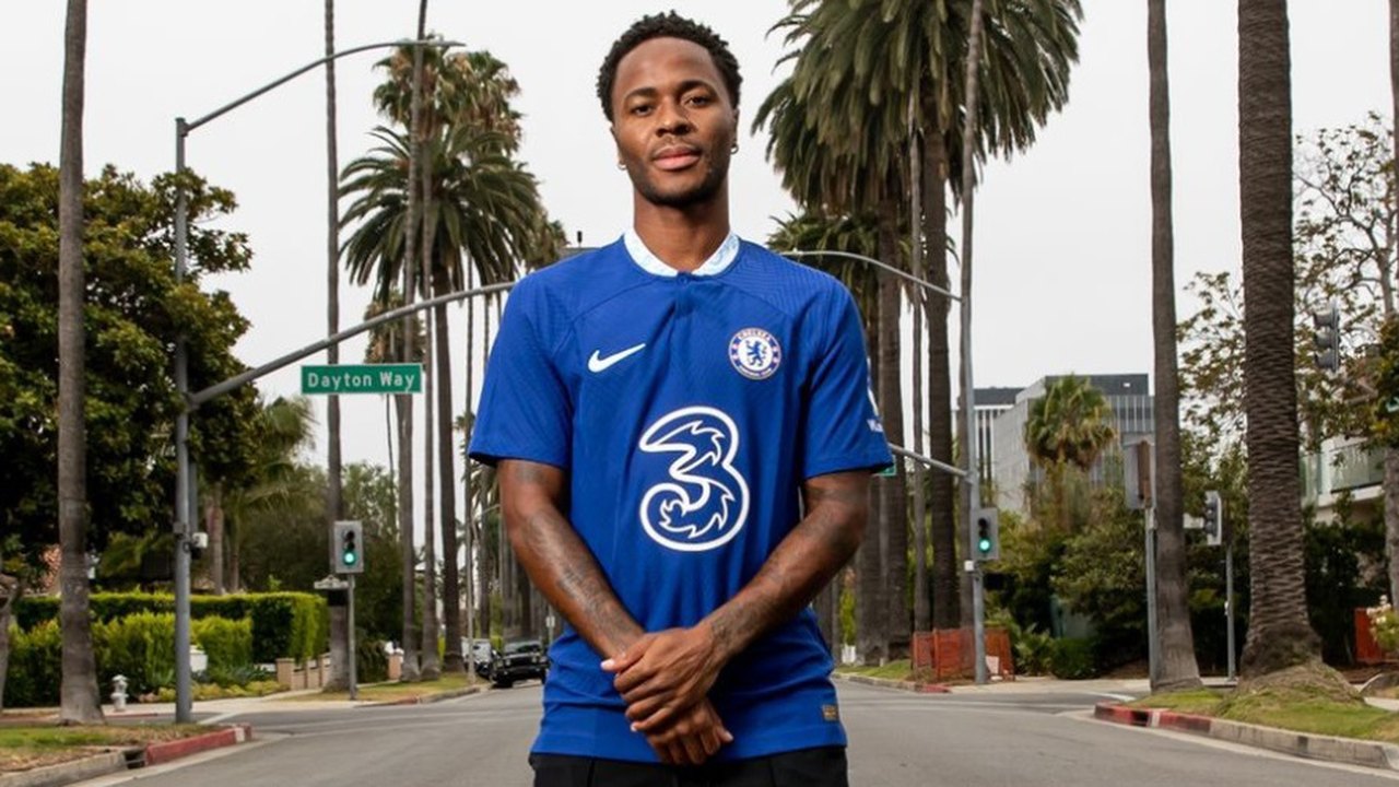 Chelsea oficializa contratação do atacante Sterling, ex-Manchester City
