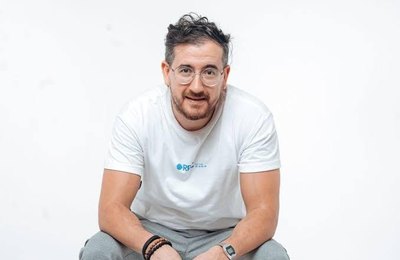Transformando frustrações e dilemas em risadas, Afonso Padilha volta a Maceió com seu novo show