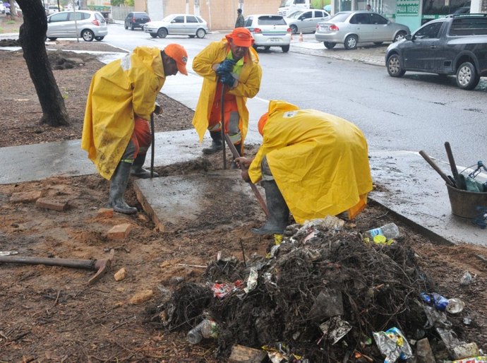 Seminfra alerta sobre lixo jogado nas galerias