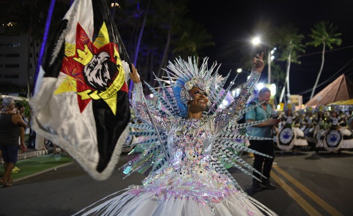 Escolas de samba mostra folia na avenida neste final de semana