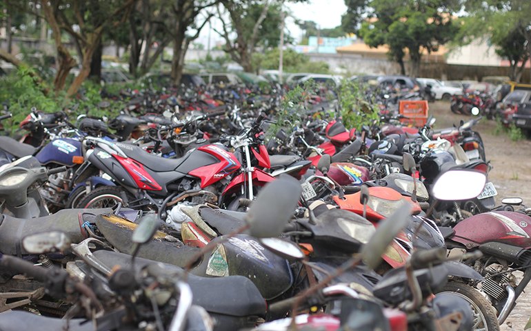 Motocicletas apreendidas são retiradas do pátio do 3º BPM de Arapiraca