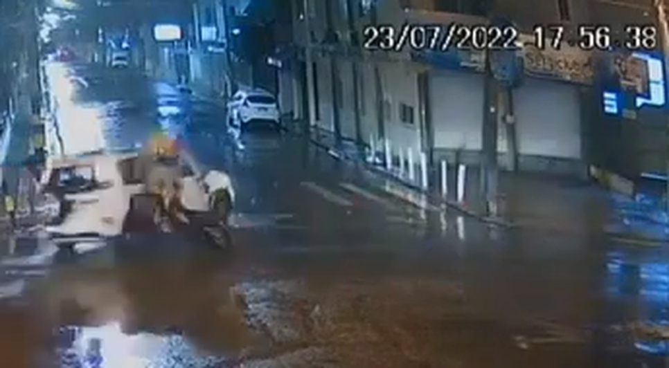 Carro invade cruzamento e deixa motorista gravemente ferido no Centro de Aracaju / Foto: Foto: Portal A8SE/Reprodução