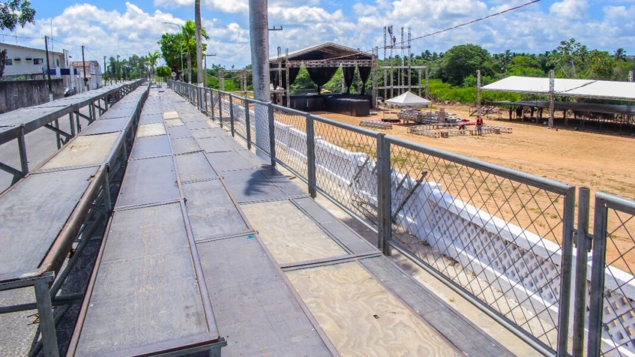 Estrutura da arena de shows da Festa de Bom Jesus de Penedo 2023 está sendo montada a todo vapor