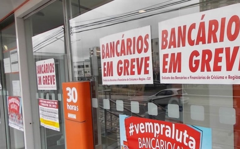 Bancários decidem entrar em greve por tempo indeterminado a partir de terça (30)