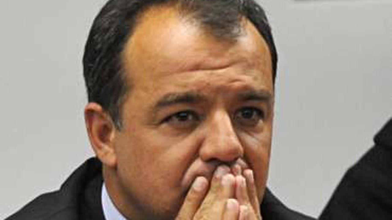 Sérgio Cabral consegue derrubar uma de duas ordens de prisão domiciliar