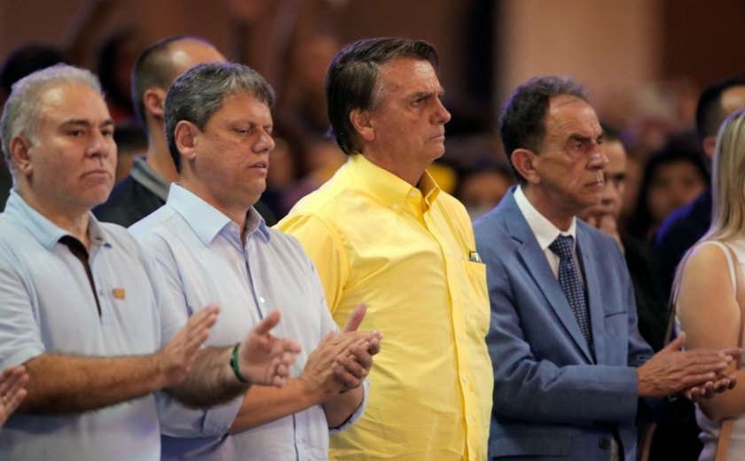 Bolsonaro acompanha missa em Aparecida entre aplausos e vaias