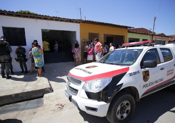 Adolescente suspeito de matar a irmã é agredido em delegacia de Maceió