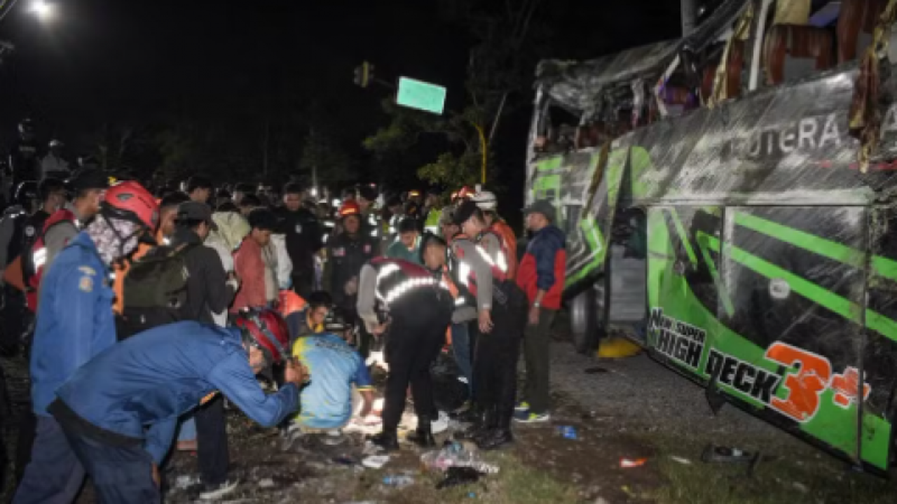 Acidente com ônibus escolar deixa 11 mortos na Indonésia; estudantes viajavam para celebrar a formatura