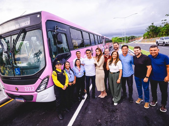 Ao lado de JHC, Marina Candia participa da entrega do Ônibus da Mulher em Maceió