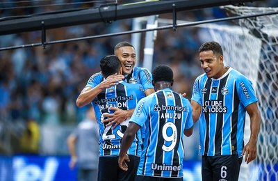 Grêmio bate o Inter na Arena e se aproxima do título do Gauchão