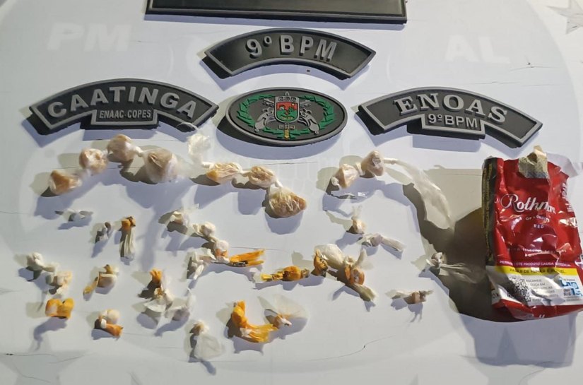 PM conduz 3 pessoas à delegacia por tráfico de drogas e receptação de veículo roubado no Sertão