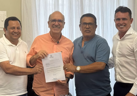 Penedo anuncia reajuste histórico de até 55% para professores da rede municipal