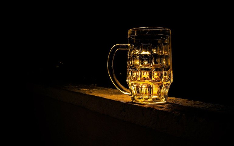 Lesões cerebrais e Alzheimer podem ter relação com consumo de álcool, aponta estudo brasileiro