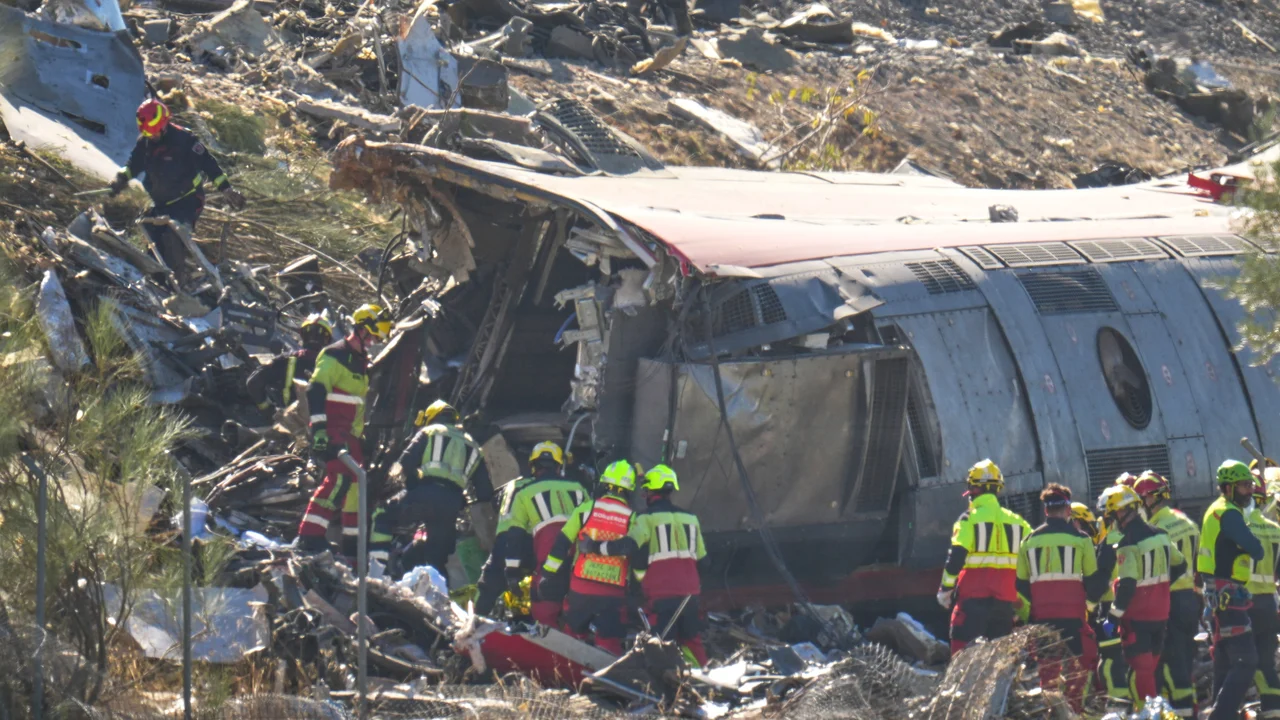 Pelo menos 64 mortos em acidente de trem de alta velocidade no centro da Espanha