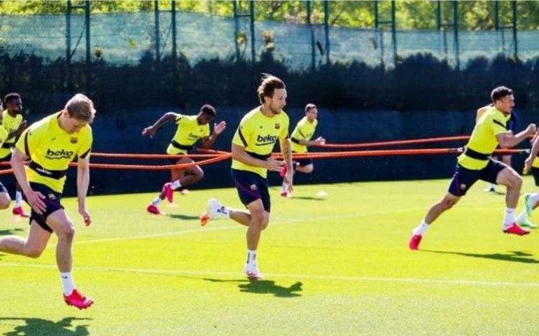 Barcelona revela que um jogador do elenco testou positivo para covid-19