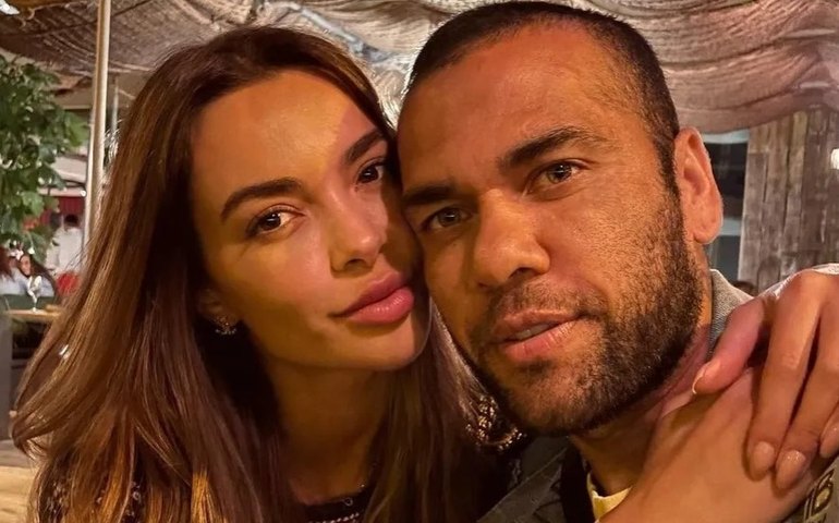 Imprensa espanhola afirma que Joana Sanz já visitou Daniel Alves após a saída da cadeia