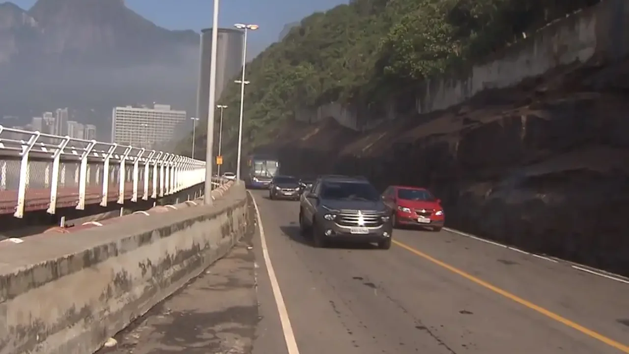 Homem cai da Avenida Niemeyer após colisão entre carro e moto