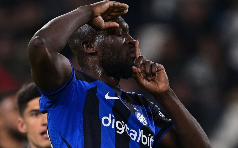 Atacante da Juventus reponde provocações racistas com gol 'cala boca' no Italiano