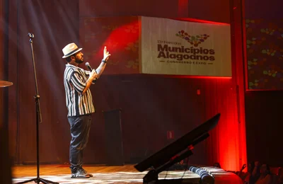 Palestra Magna de Bráulio Bessa reforça o orgulho de ser nordestino, incentiva à poesia e combate preconceitos