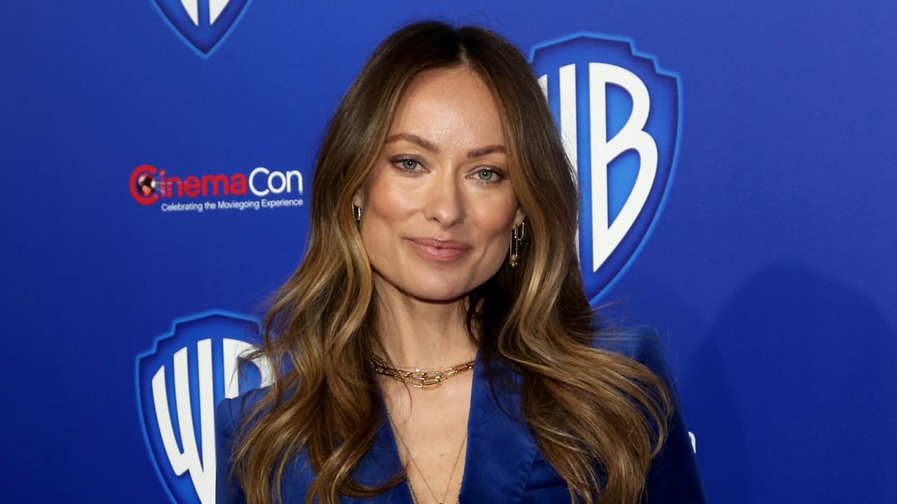 Olivia Wilde recebe documentos da custódia dos filhos no palco da CinemaCon