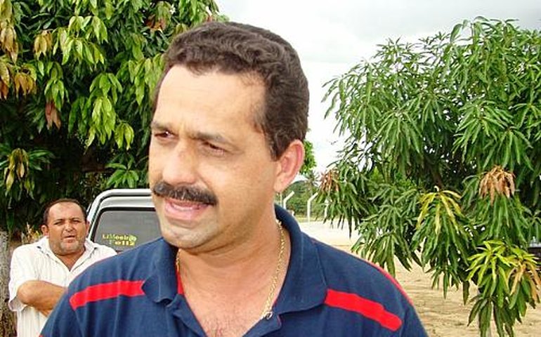 Com recurso rejeitado pelo TCU, prefeito de Limoeiro de Anadia se afasta do cargo