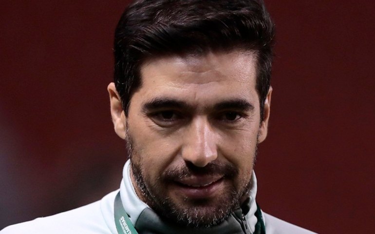 Abel Ferreira é diagnosticado com covid e não deve comandar Palmeiras no clássico