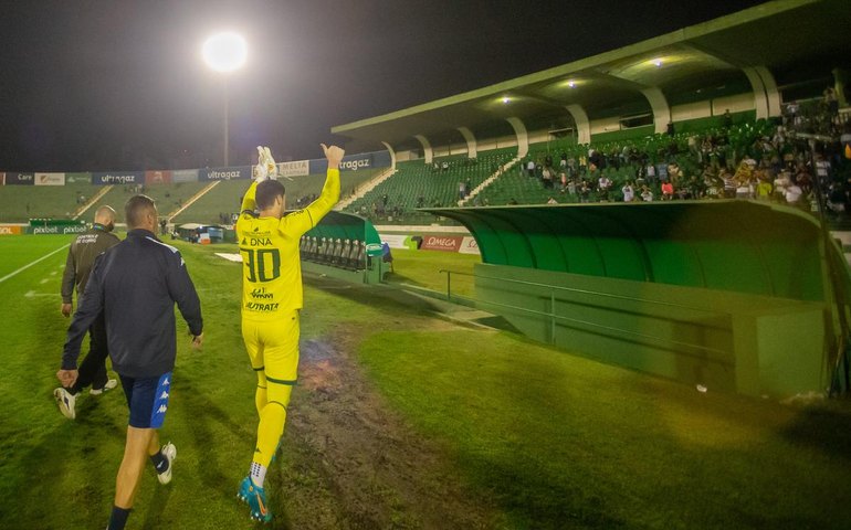 Guarani vence Náutico em duelo direto e respira na Série B
