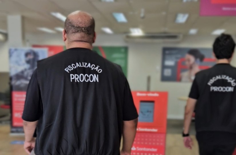 Procon Maceió fiscaliza agências bancárias e autua unidades por má prestação de serviço