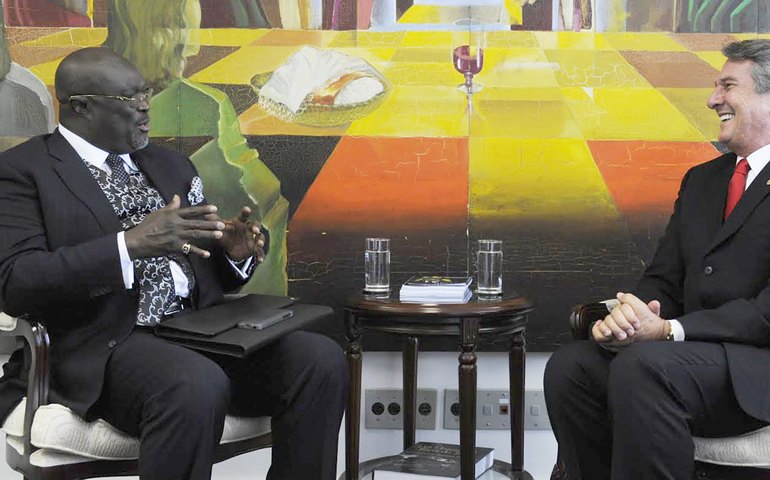 Senador Fernando Collor recebe embaixador de Gana