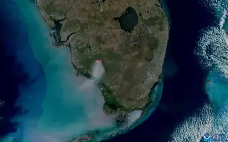 Imagens de satélite capturam chamas e fumaça de incêndio florestal devastador.
