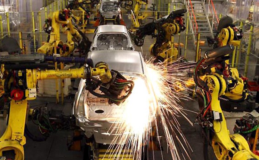 Horas trabalhadas na indústria aumentam 1% em setembro frente a agosto, diz CNI