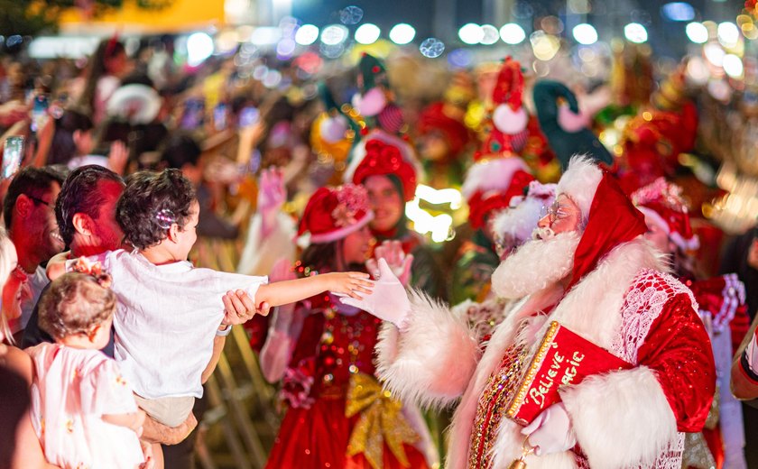 Desfile leva magia do Natal para a orla da Ponta Verde