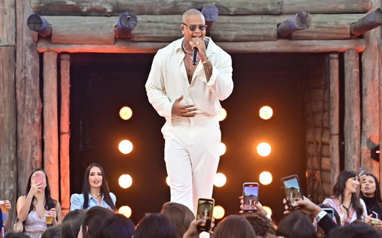 Léo Santana promove clipe e grava novo DVD