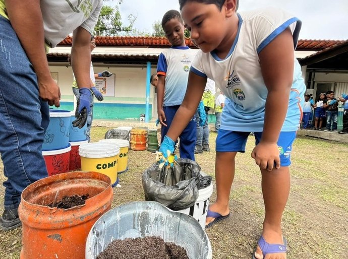 Alurb promove oficina de compostagem em escola rural de Maceió