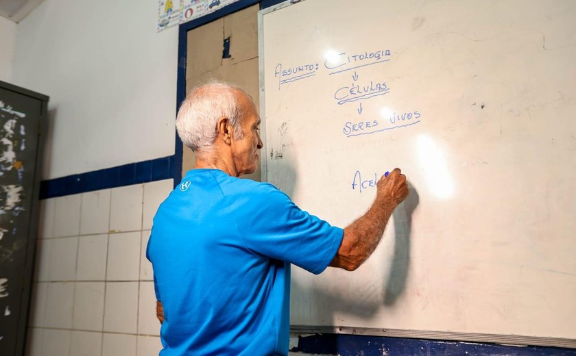 Com 60 anos de dedicação à educação e um adeus agridoce