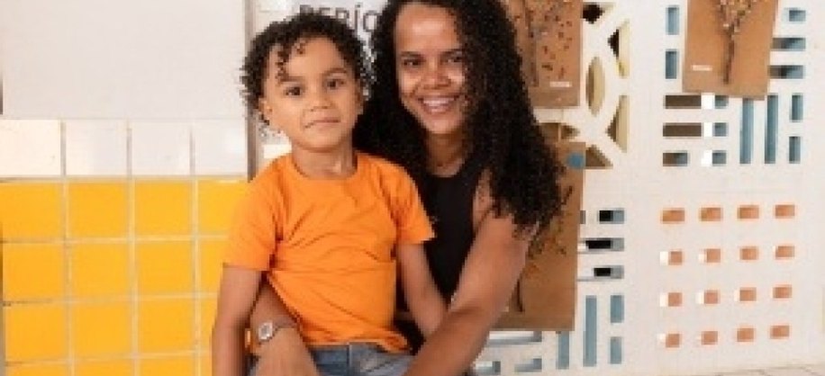 Ryan Guilherme com a mãe, Poliane Domingos. Foto: Victor Vercant/ Secom Maceió