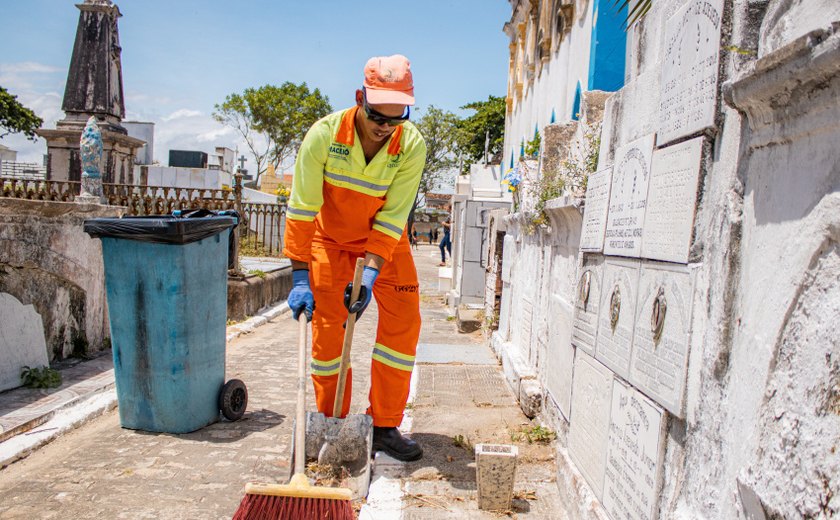 Prefeitura intensifica limpeza e melhorias nos cemitérios para o Dia de Finados