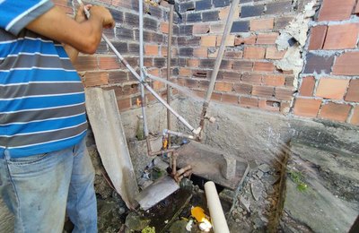 Canos hidráulicos são instalados e resolvem falta d'água no Mercado Popular