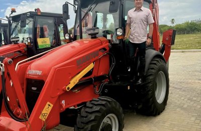 Prefeito Jorge Galvão recebe uma nova retroescavadeira para apoiar a infraestrutura de Jundiá