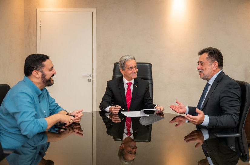 PGJ Lean Araújo participa de cerimônia que sanciona lei que institui licença compensatória no âmbito do MPAL